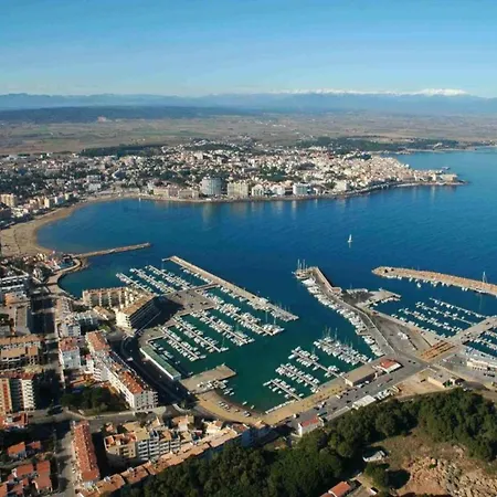 In Spain With Beachfront View Apartamento L' Escala
